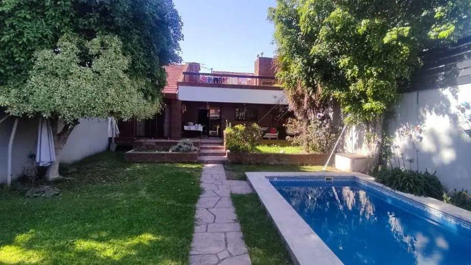 Foto de Chalet con Piscina Fondo Quincho Venta Ramos Mejia, imagen 2