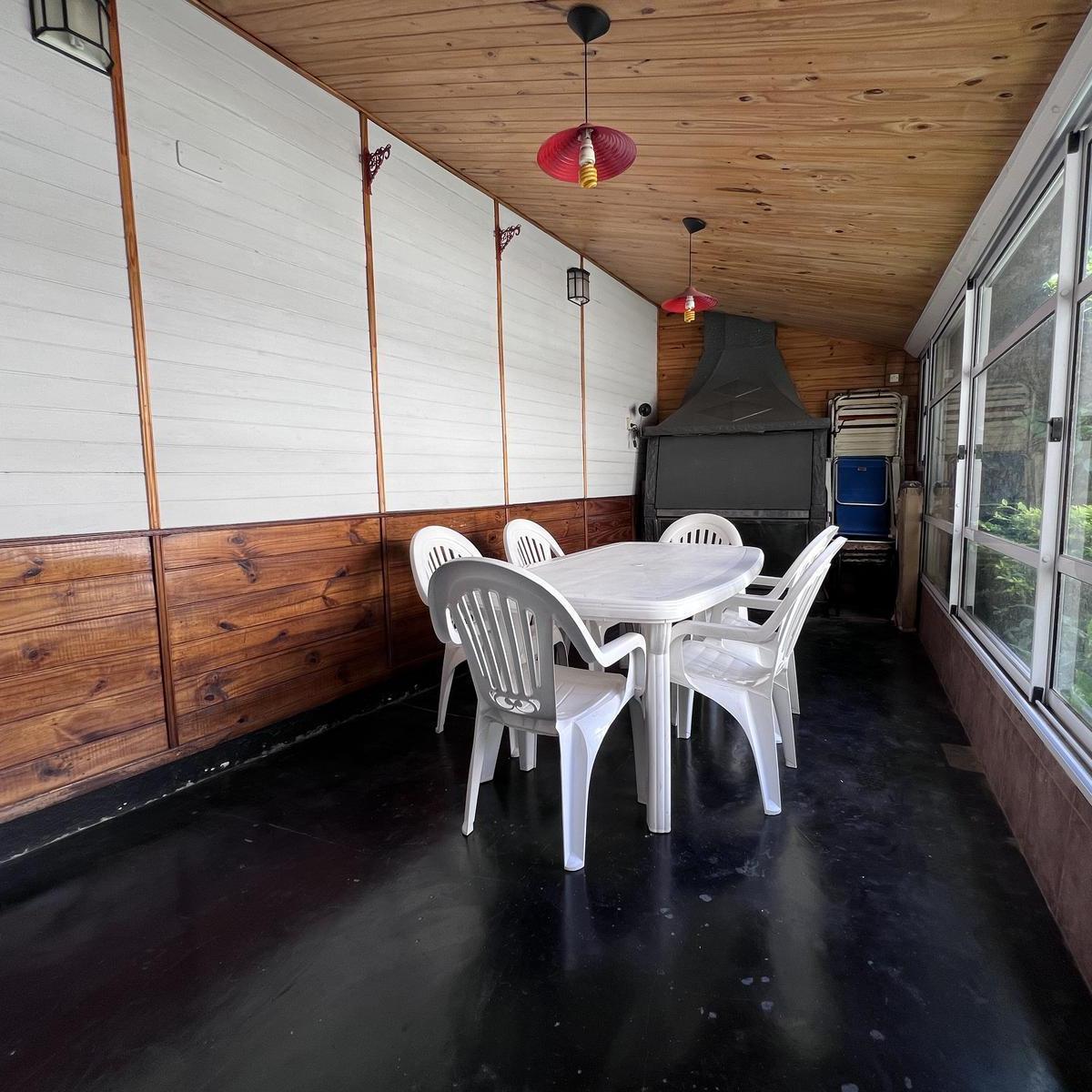 Casa Sobre Lote Propio, con Patio, Pileta y Quincho Al Fondo 5