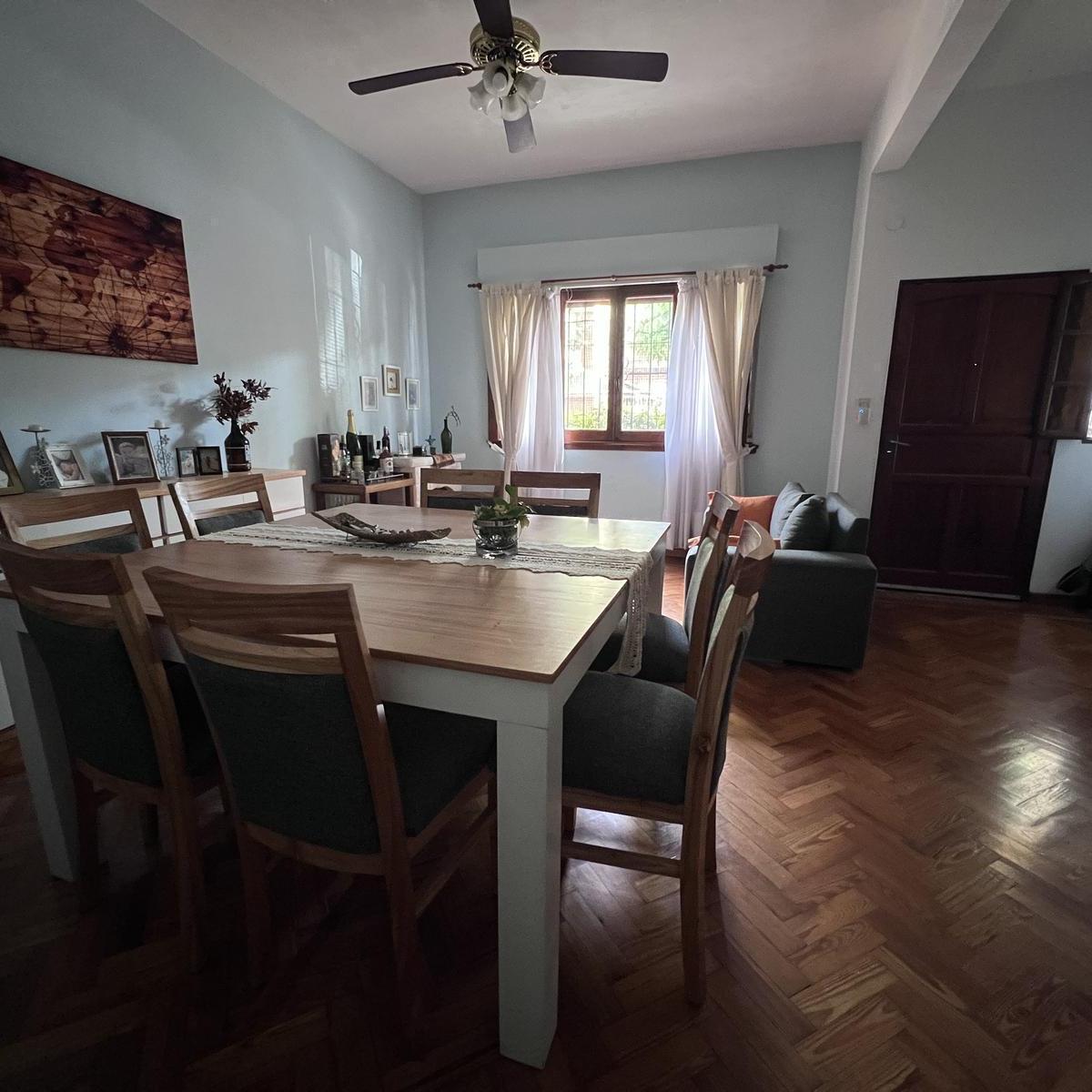 Casa Sobre Lote Propio, con Patio, Pileta y Quincho Al Fondo 1