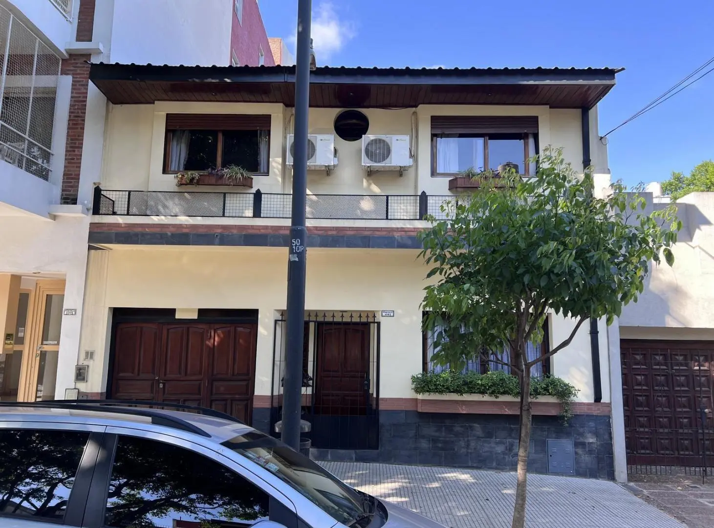 Venta - Casa 6 ambientes sobre lote propio, con patio, pileta y quincho al fondo - Flores 2