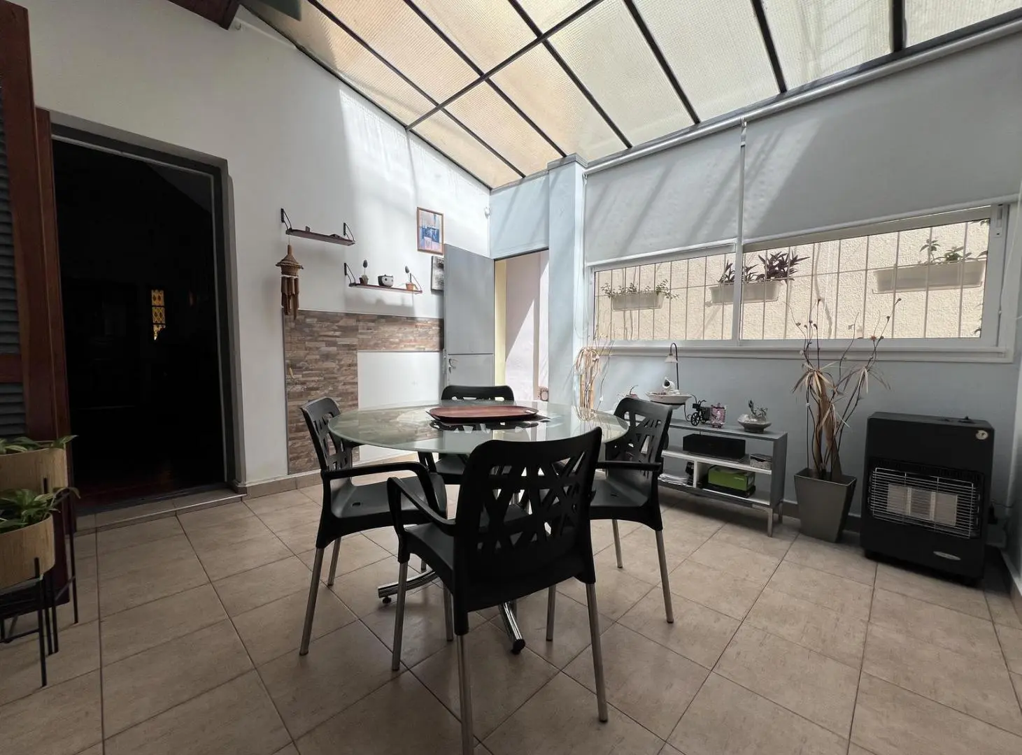 Venta - Casa 6 ambientes sobre lote propio, con patio, pileta y quincho al fondo - Flores 5
