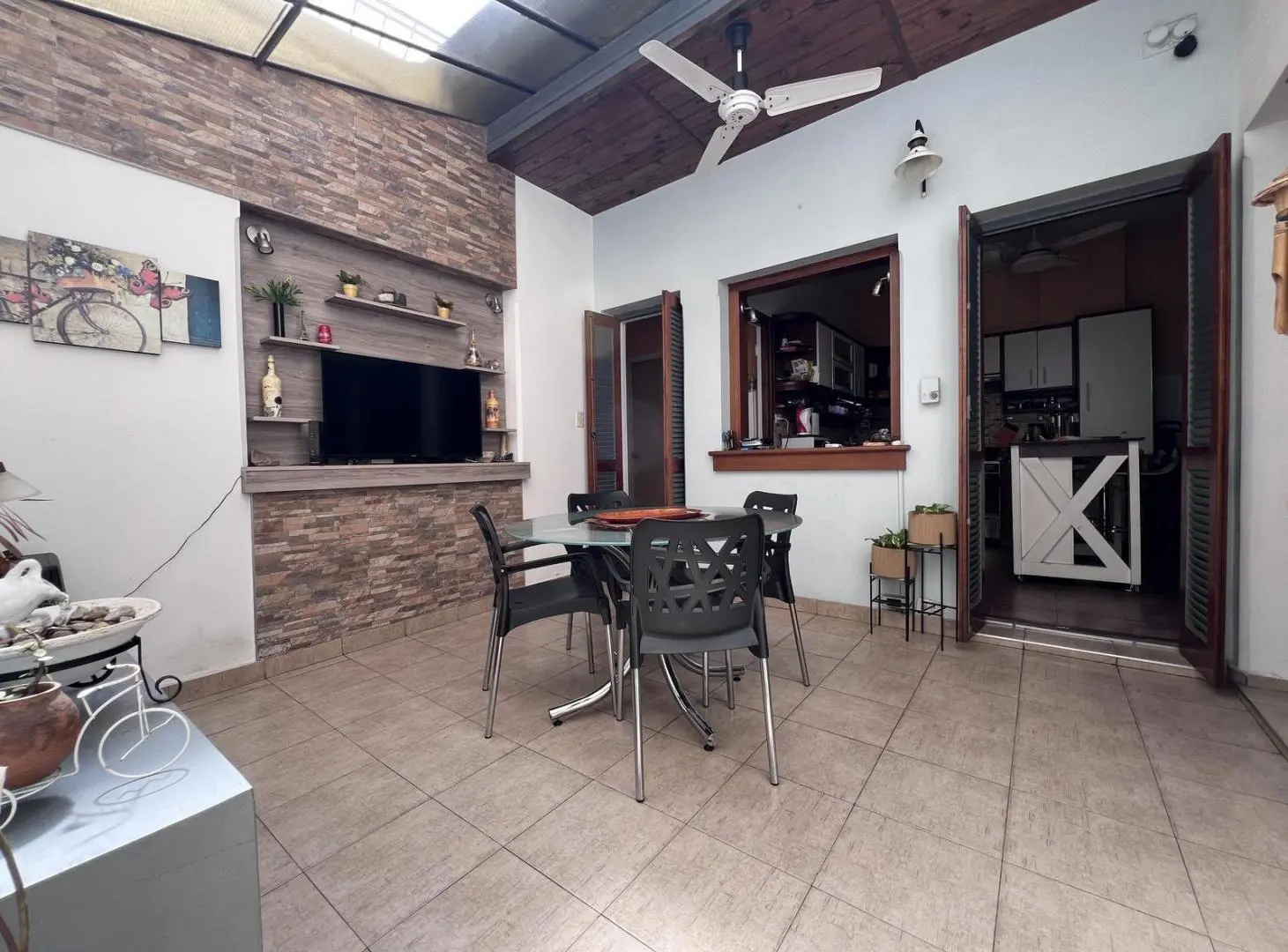 Venta - Casa 6 ambientes sobre lote propio, con patio, pileta y quincho al fondo - Flores 8
