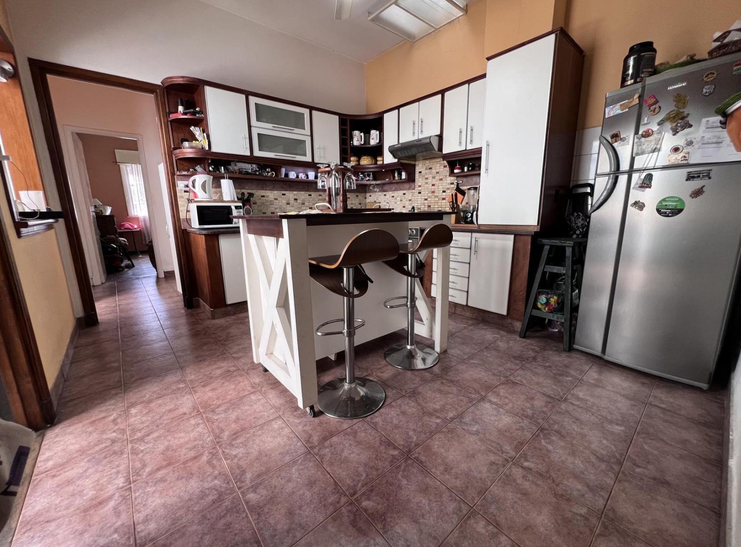 Foto de Venta - Casa 6 ambientes sobre lote propio, con patio, pileta y quincho, imagen 2