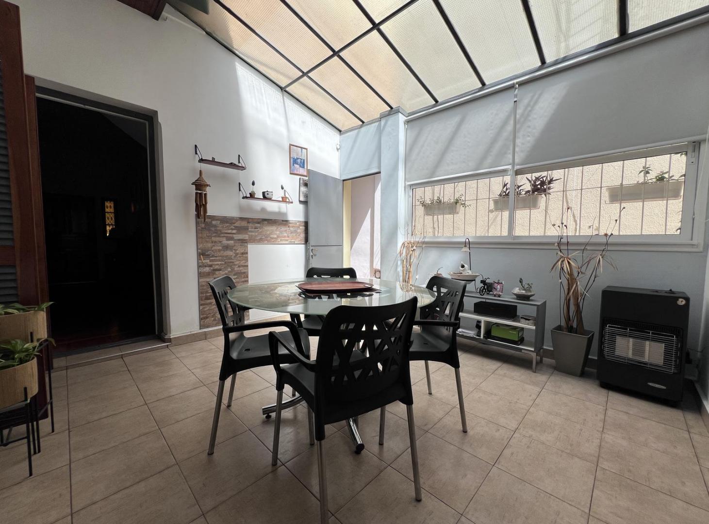 Foto de Venta - Casa 6 ambientes sobre lote propio, con patio, pileta y quincho, imagen 4