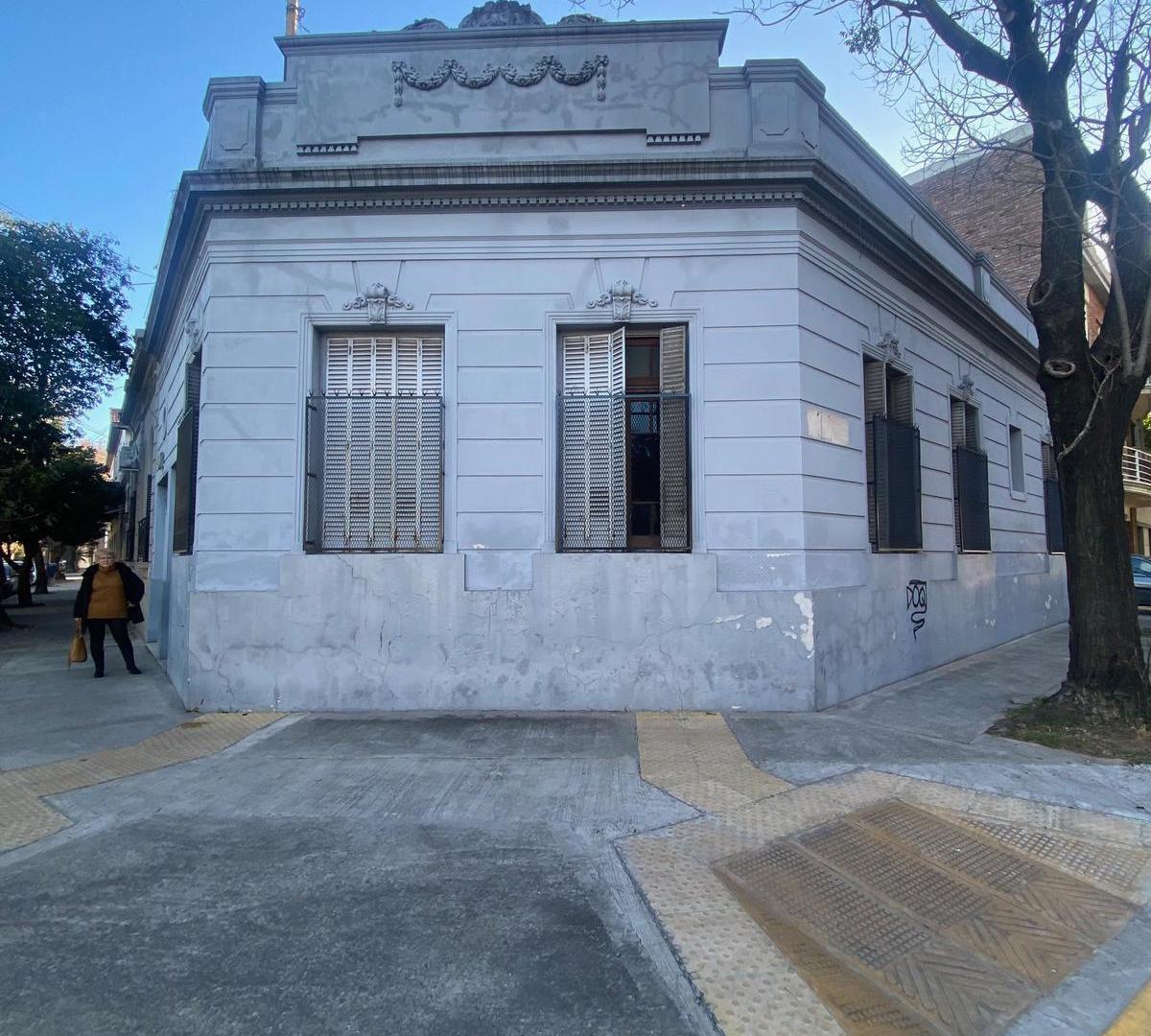 Casa en esquina, 5 amb cochera terraza- 260m2 - V del Parque - Se acepta Depto en parte de pago