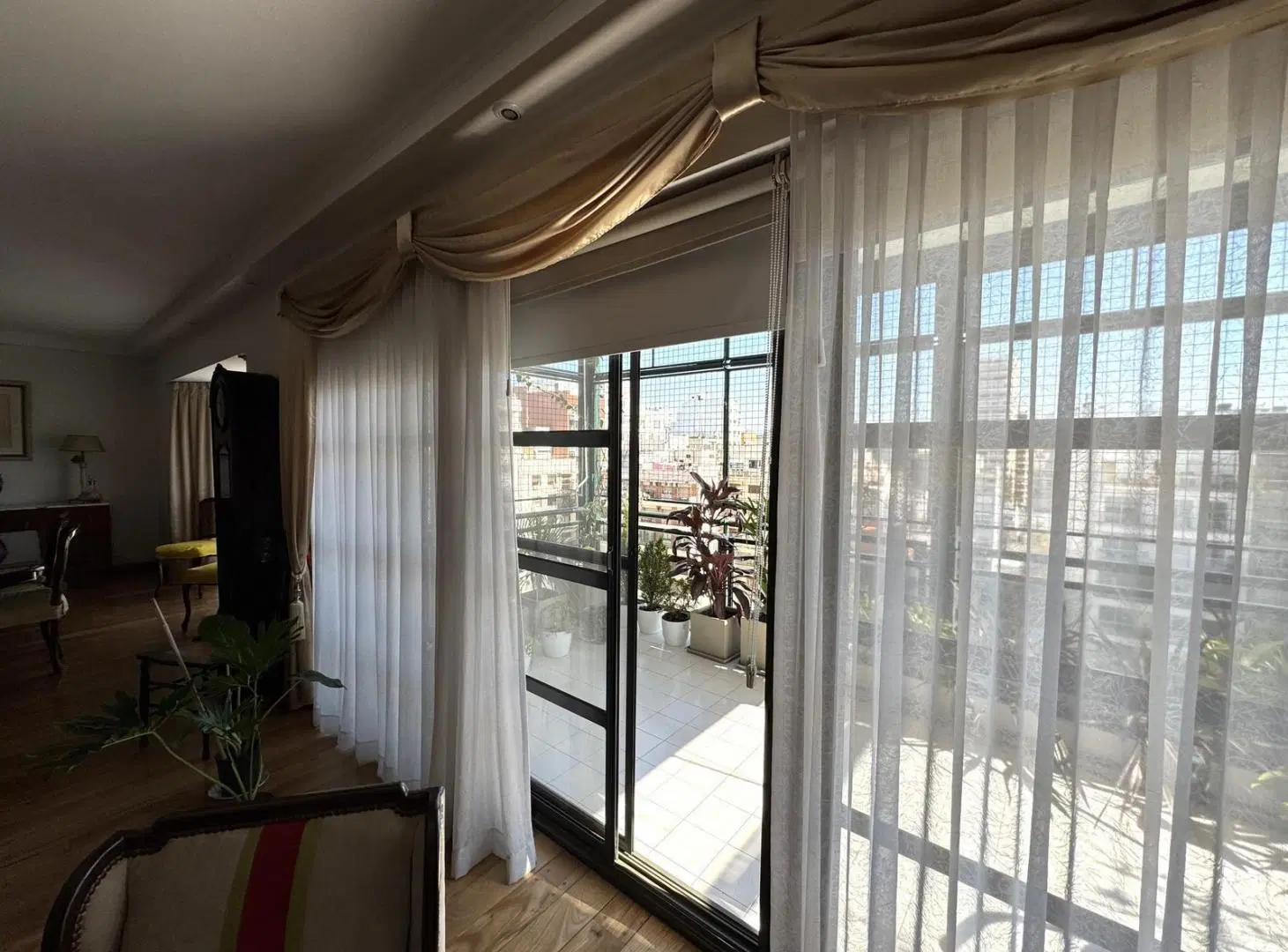 Venta semipiso con dependencias, doble cochera. Seguridad 2hs 3