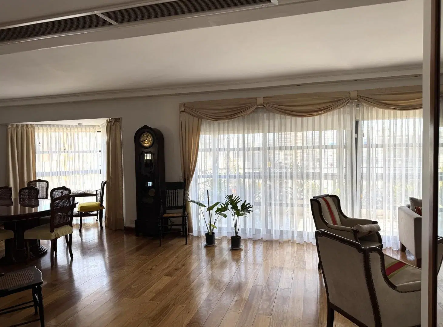 Venta semipiso con dependencias, doble cochera. Seguridad 2hs 4