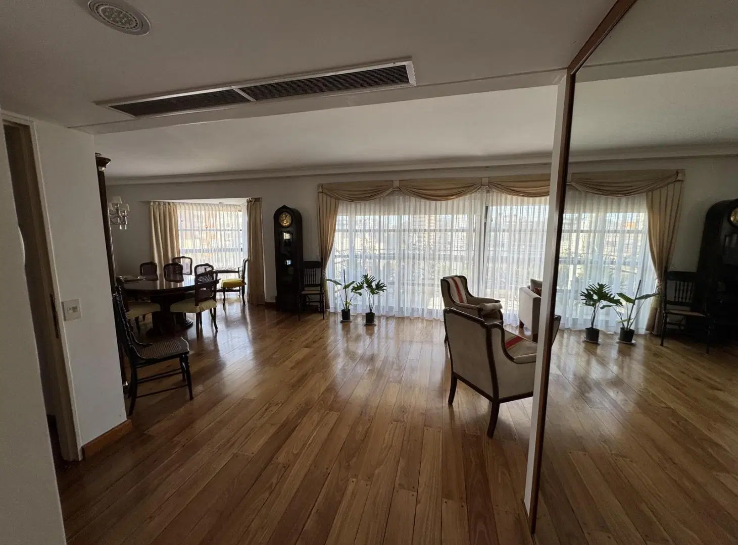 Venta semipiso con dependencias, doble cochera. Seguridad 2hs 3