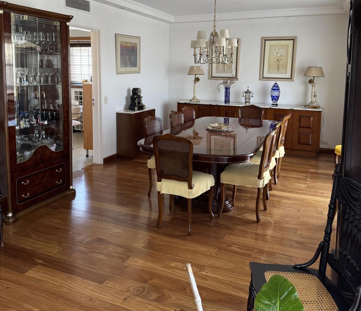 Venta semipiso con dependencias, doble cochera. Seguridad 2hs