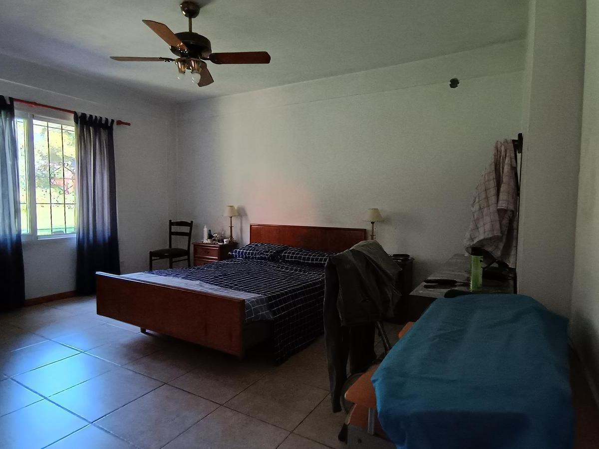 Casa con Gran Terreno en Barrio Santa Rita. Buen Acceso 2