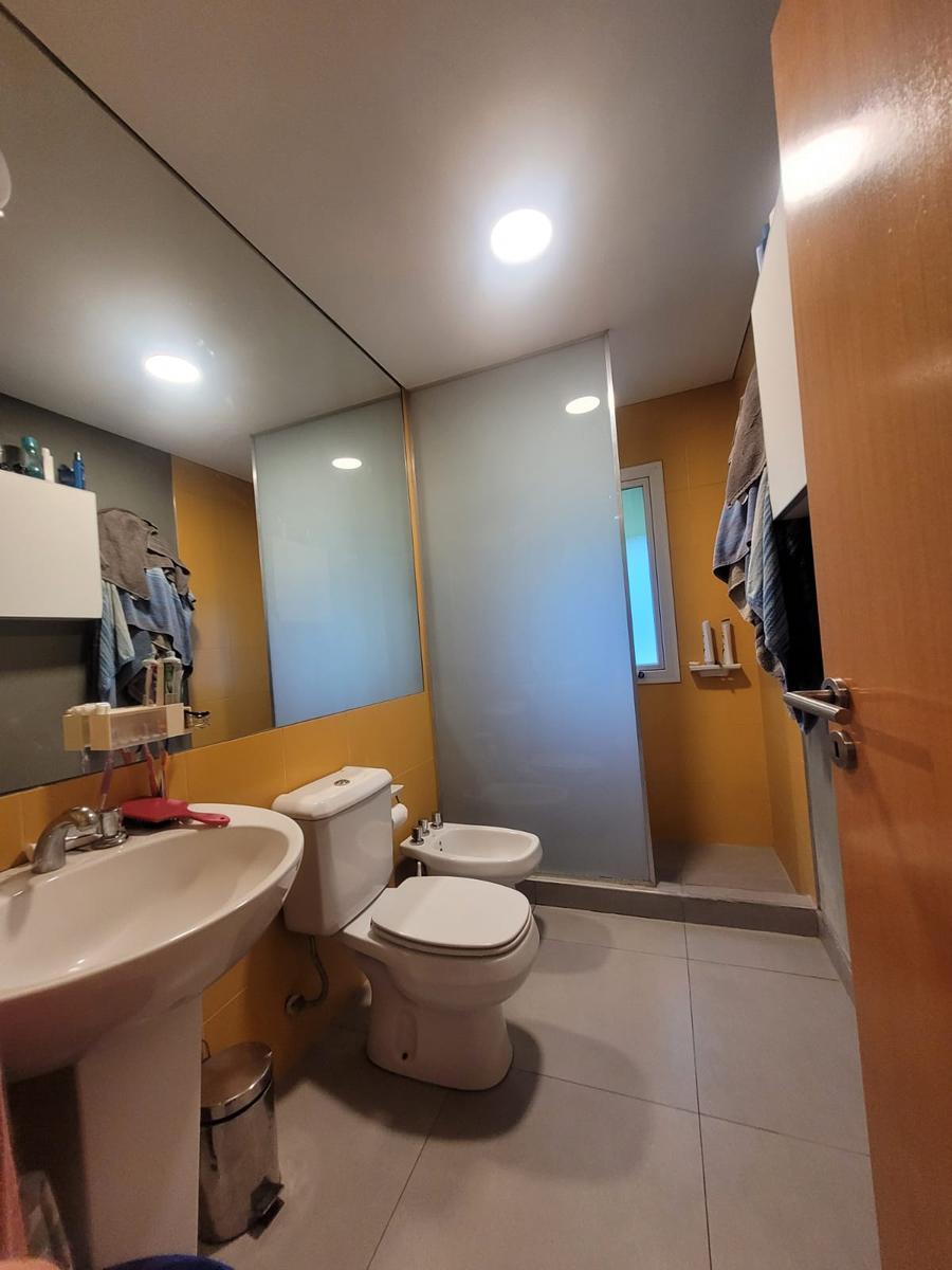 Foto de Calidad y diseño. Ubicacion central. 4 dormitorios y dep. Casa en vta, imagen 4