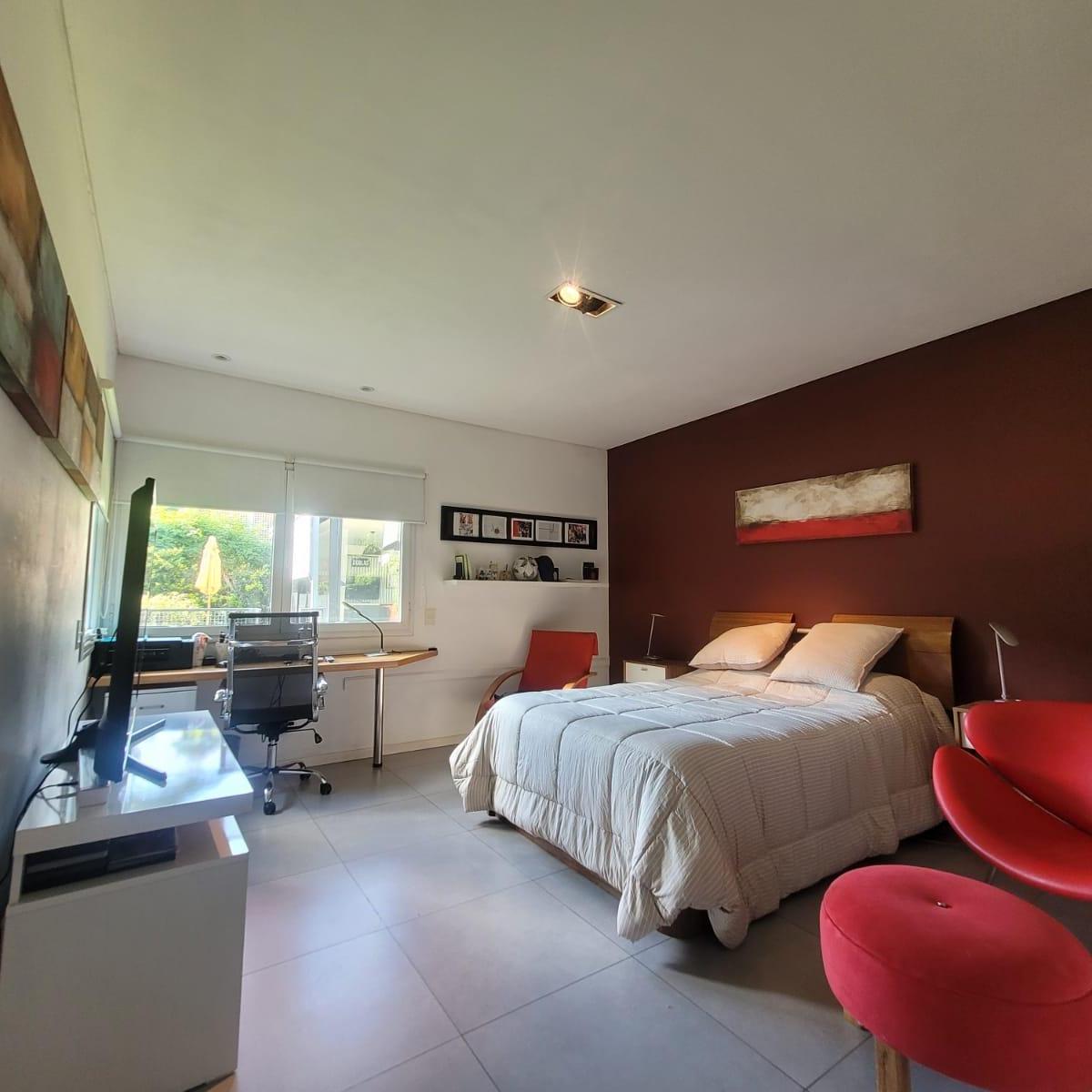 Foto de Calidad y diseño. Ubicacion central. 4 dormitorios y dep. Casa en vta, imagen 5