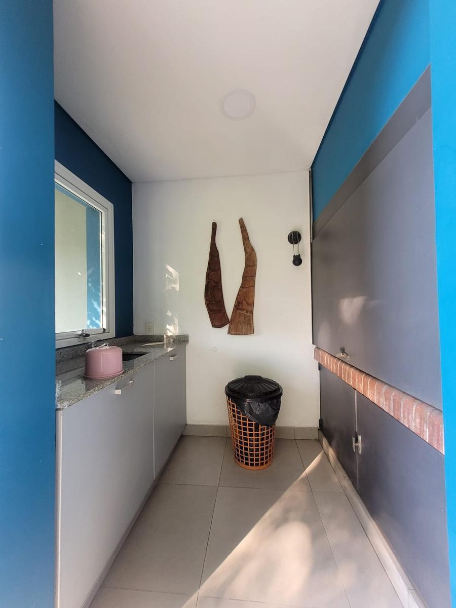 Foto de Calidad y diseño. Ubicacion central. 4 dormitorios y dep. Casa en vta, imagen 3