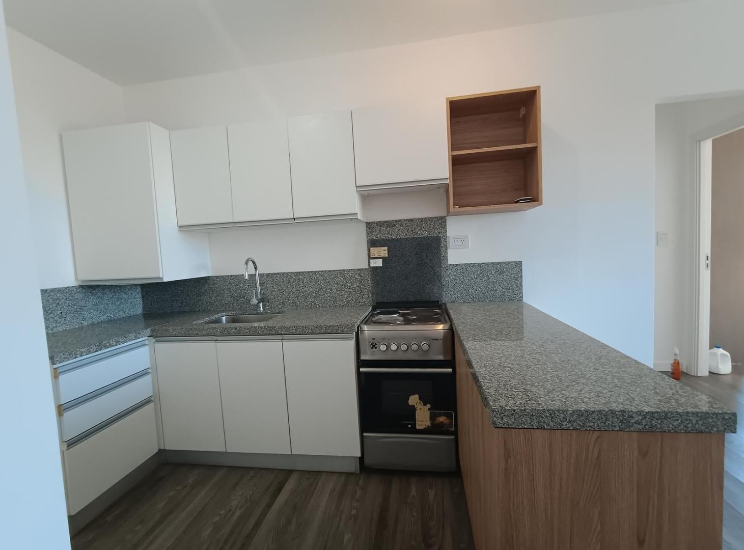 Foto de DEPARTAMENTO 3 AMBIENTES CON COCHERA EN ALQUILER – LOS FRESNOS |, imagen 2
