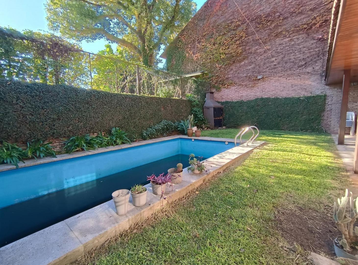 Foto de Casa 4 dormitorios con jardín y pileta en La Lucila, imagen 1