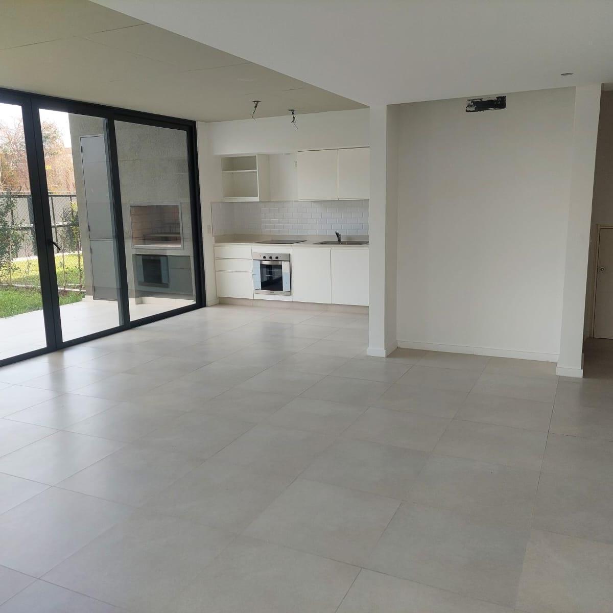 Foto de Nuevo Beccar Central Duplex 5 amb con gran jardin, imagen 2