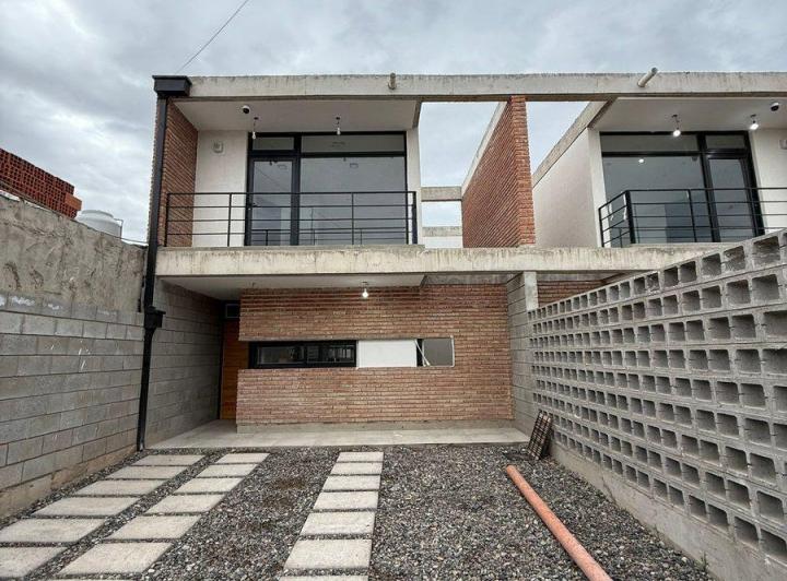 DÚPLEX EN VENTA EN PLOTTIER 5