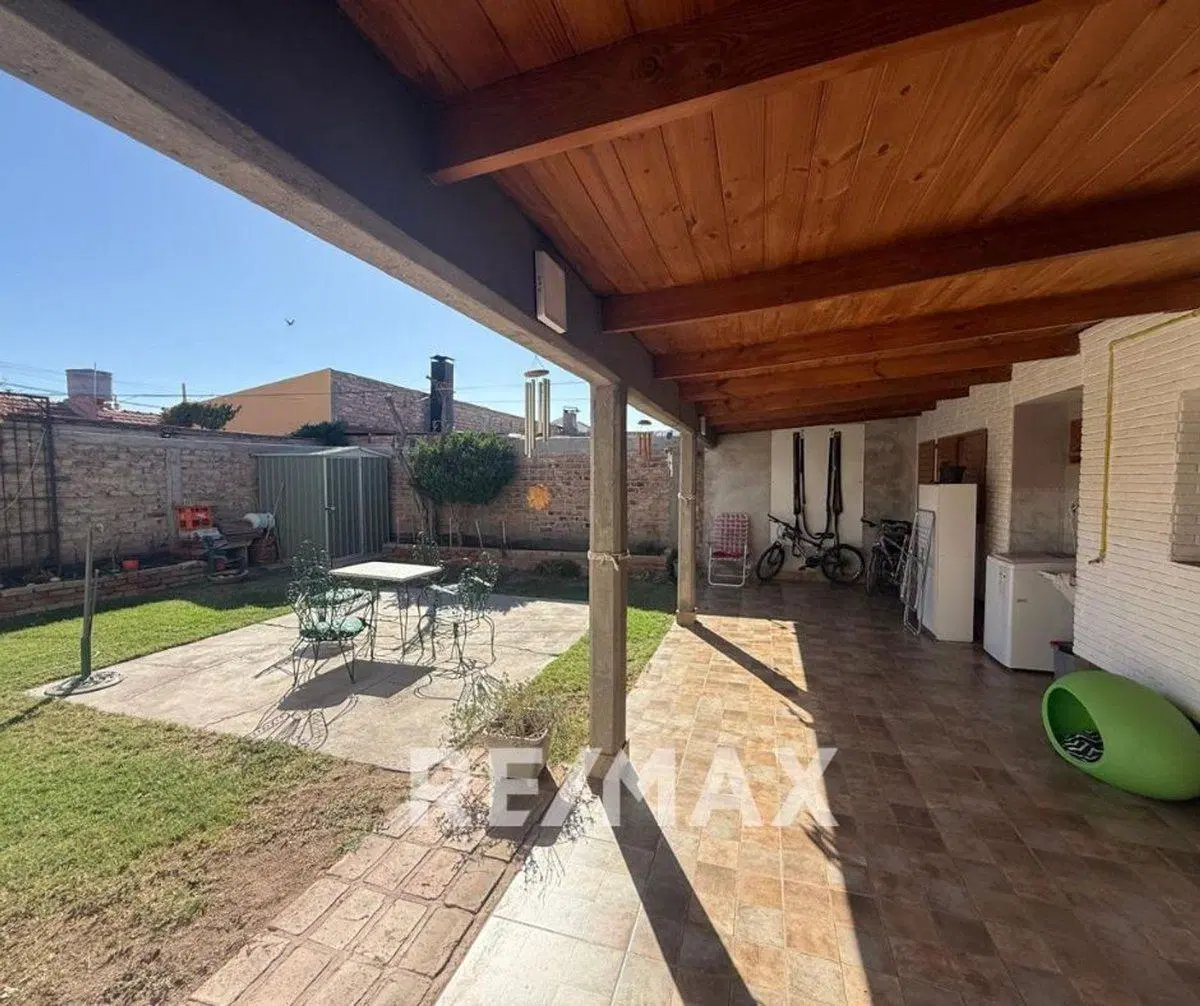 Casa de 3 dormitorios con quincho y departamento 2