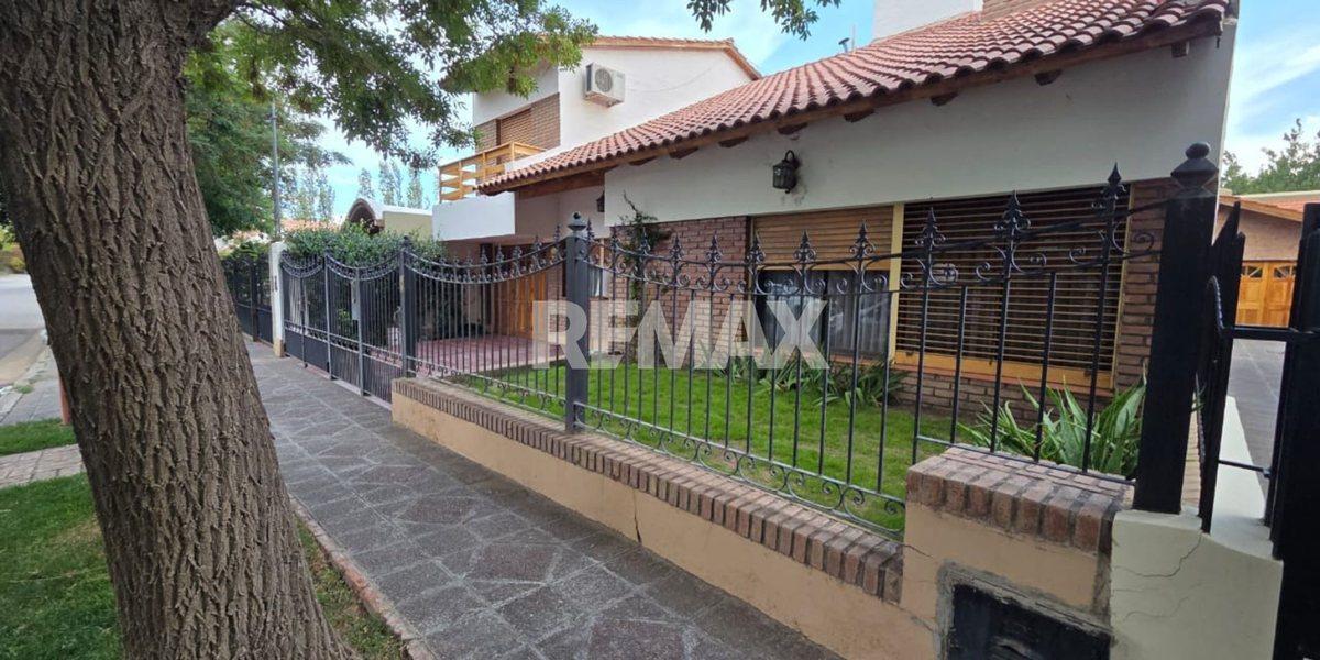 VENTA CASA 5 DORMITORIOS CON PILETA B°MANZANAR