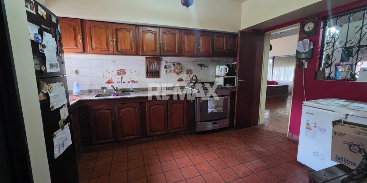 VENTA CASA 5 DORMITORIOS CON PILETA B°MANZANAR