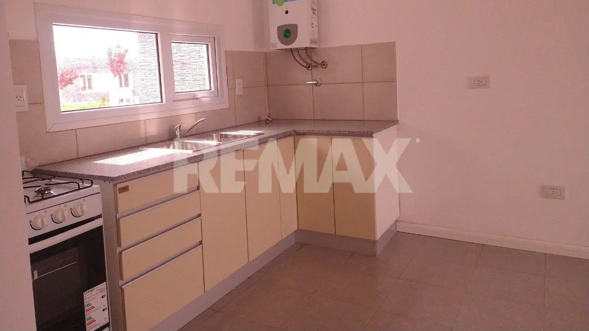 ALQUILER CASA EN CIPOLLETTI 3