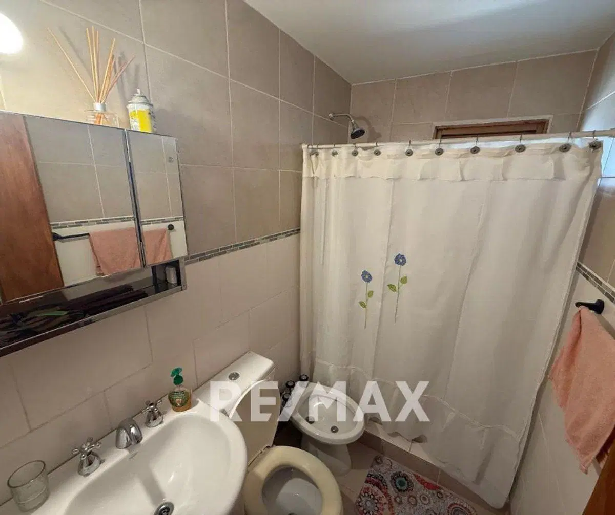 Casa de 3 dormitorios con quincho y departamento 2