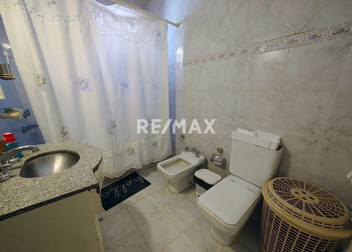 CASA EN VENTA CON QUINCHO + DEPTO - CATRIEL 4