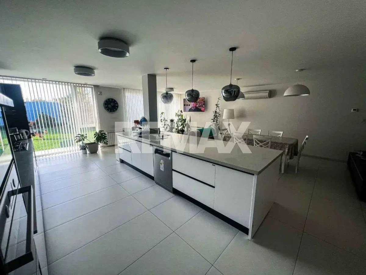 VENTA CASA 4 DORMITORIOS . Bº MANZANAR. CIPOLLETTI 8