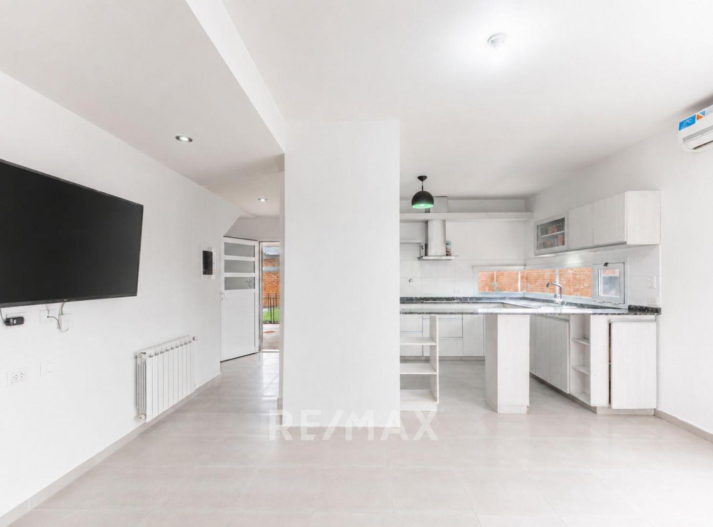 Foto de VENTA CASA DOS DORMITORIOS C/ PILETA FERNANDEZ ORO, imagen 4
