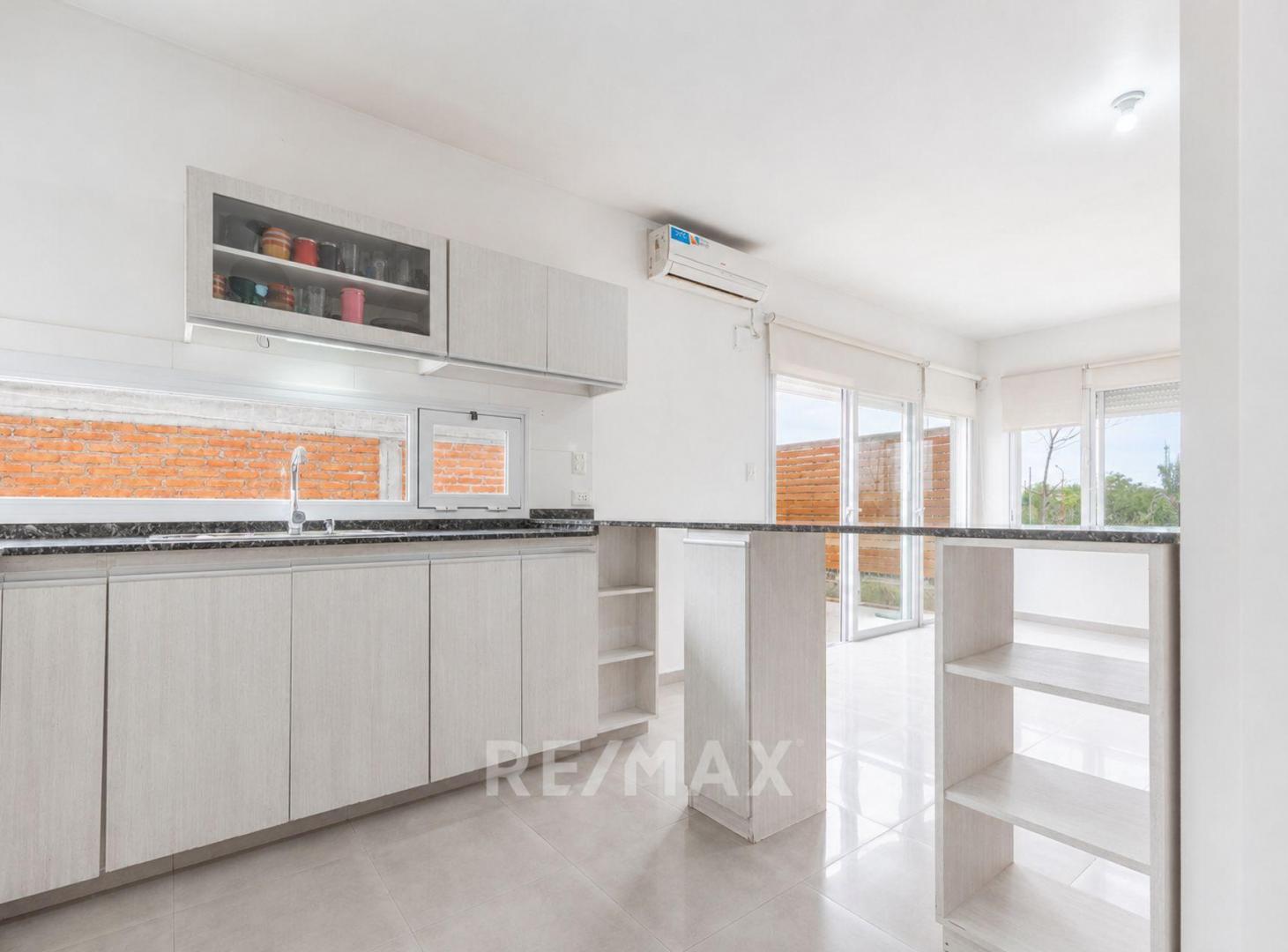 Foto de VENTA CASA DOS DORMITORIOS C/ PILETA FERNANDEZ ORO, imagen 3