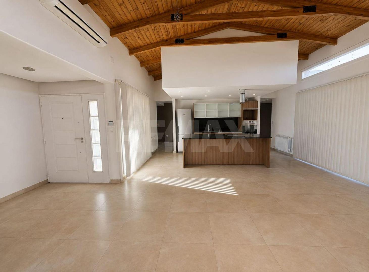 Foto de CASA EN VENTA 3 DORMITORIOS VILLA EL CHOCON, imagen 2