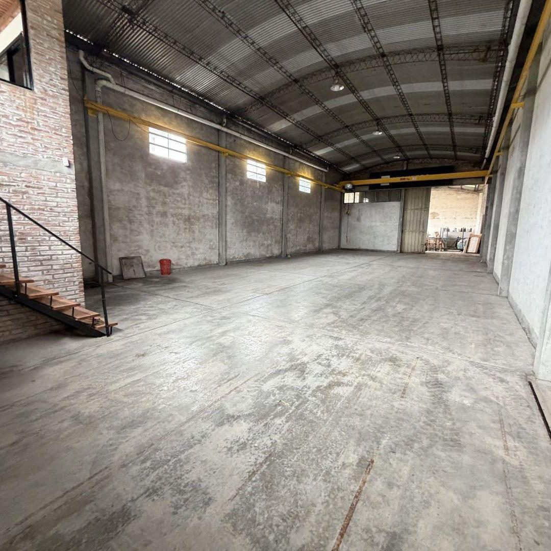 Foto de EXCELENTE GALPON DE 240m2 EN ALQUILER, imagen 2