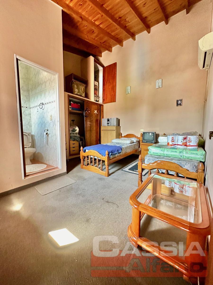 Casa Apto Dos Familias en PH Sobre Lote de 52 X 10, Cochera, Fondo Libre con Piscina 1