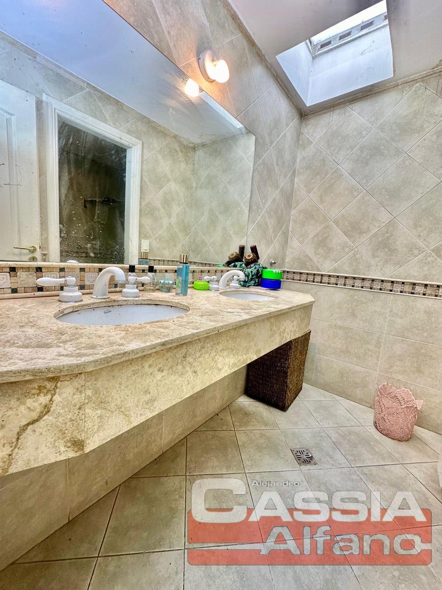 Casa Sobre Lote de 20 m Frente, Dos Plantas, 4 Dorm., Fondo con Piscina, Sotano, Play Room, Res 5