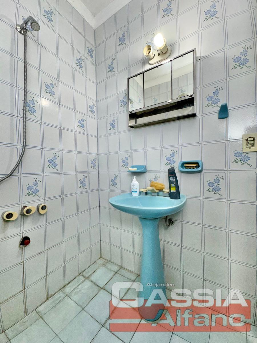 Chalet 6 Ambientes Sobre Amplio Lote de 700 m², 5 Dorm., Fondo C/piscina 3