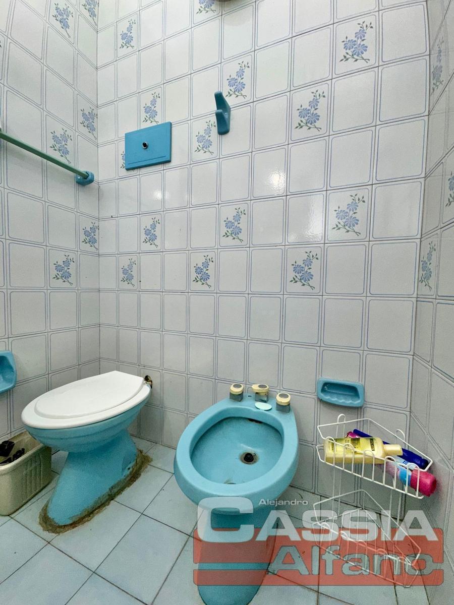 Chalet 6 Ambientes Sobre Amplio Lote de 700 m², 5 Dorm., Fondo C/piscina 2