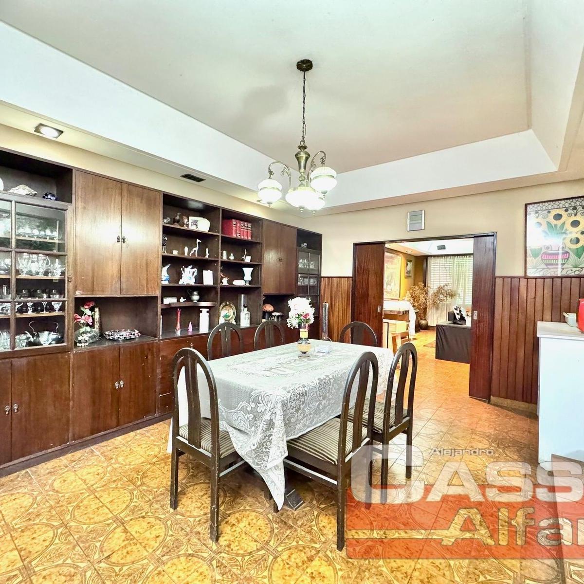 Chalet 6 Ambientes Sobre Amplio Lote de 700 m², 5 Dorm., Fondo C/piscina 5