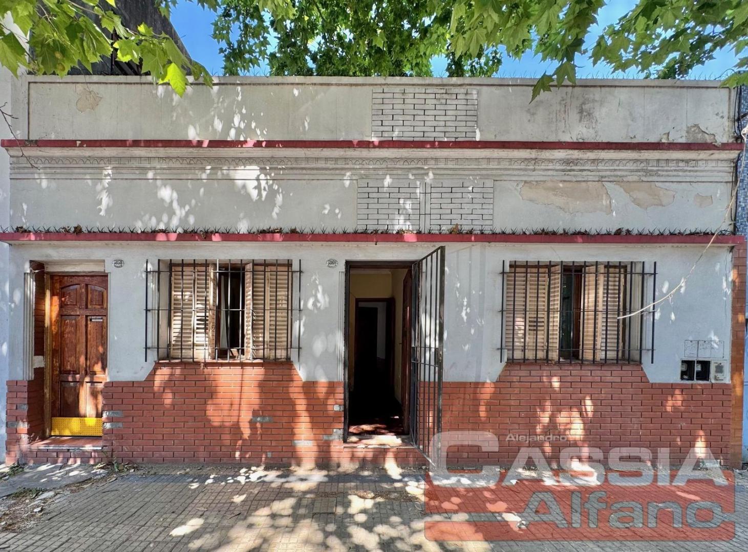 CASA MULTIFAMILIAR SOBRE AMPLIO LOTE TODOS LOS SERVICIOS EN UNA PLANTA