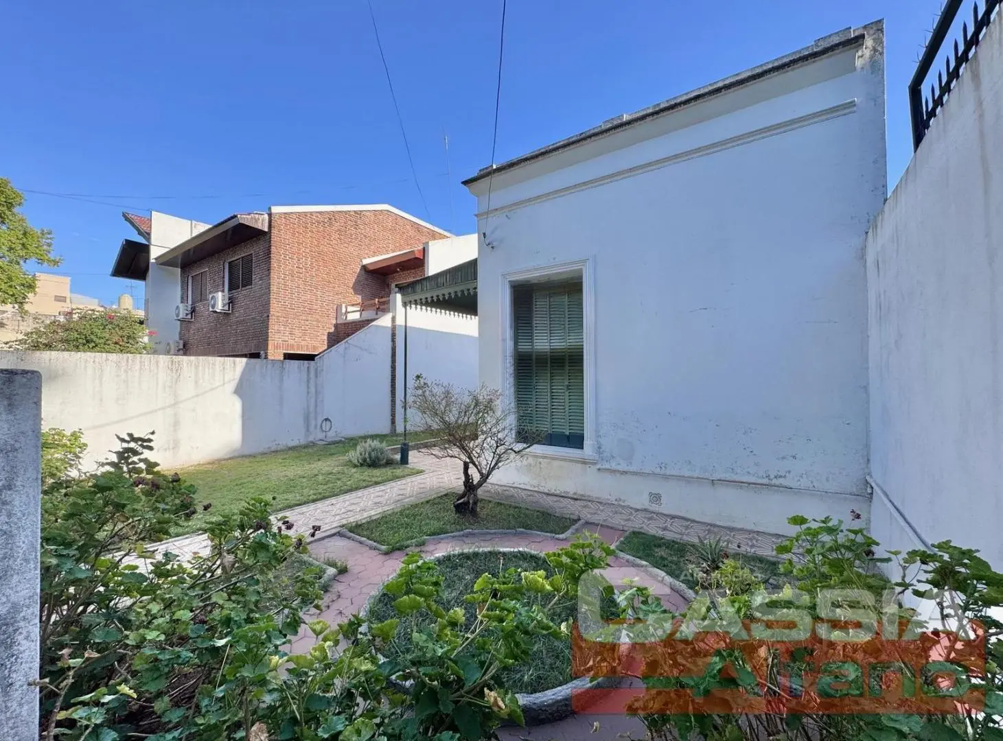 CASA CORTE ANTIGUO RECICLADA LOTE PROPIO JARDIN AL FTE. FONDO LIBRE Y 3 DORMITORIOS 2