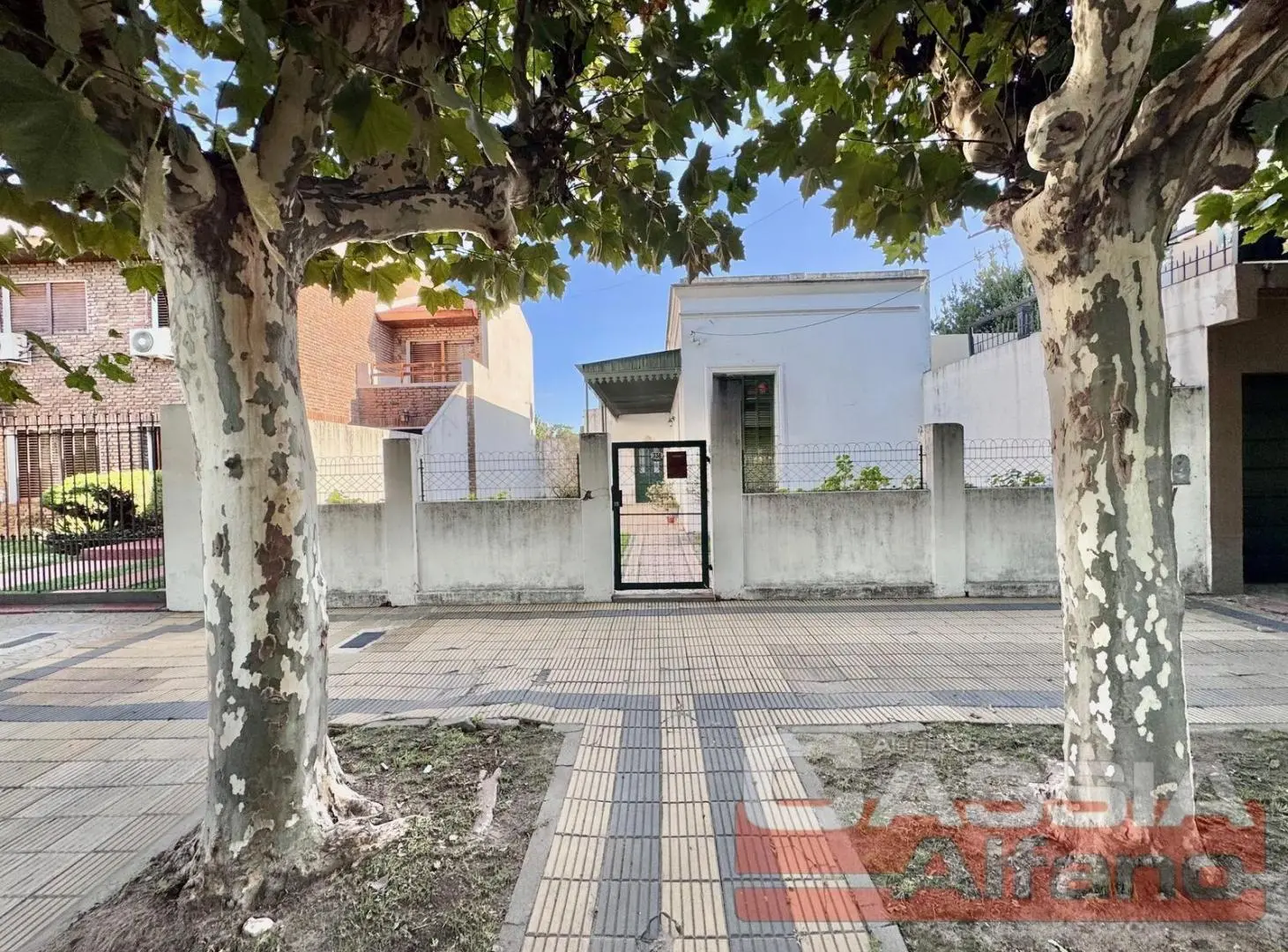 CASA CORTE ANTIGUO RECICLADA LOTE PROPIO JARDIN AL FTE. FONDO LIBRE Y 3 DORMITORIOS 5