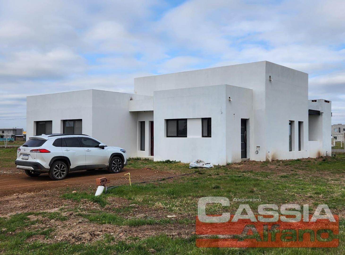 CASA 4 AMBIENTES A ESTRENAR, IMPECABLE ESTADO EN BARRIO CERRADO