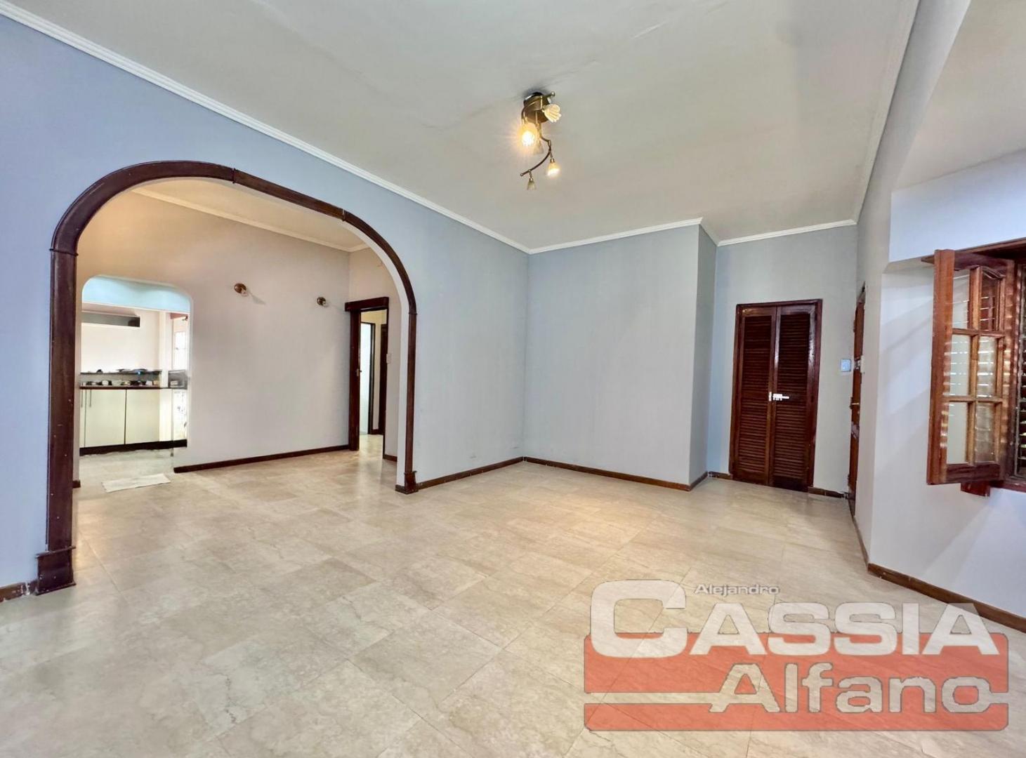 CHALET EN UNA PLANTA EXCEL. ESTADO, 3 AMBIENTES, PATIO, GARAGE, PARRILLA