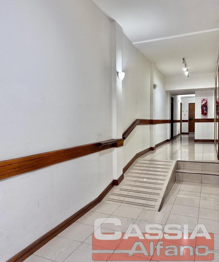 Foto de DEPARTAMENTO 2 AMBIENTES Y 1/2, BALCON AL FRENTE Y ENTRADA DE SERV., imagen 2