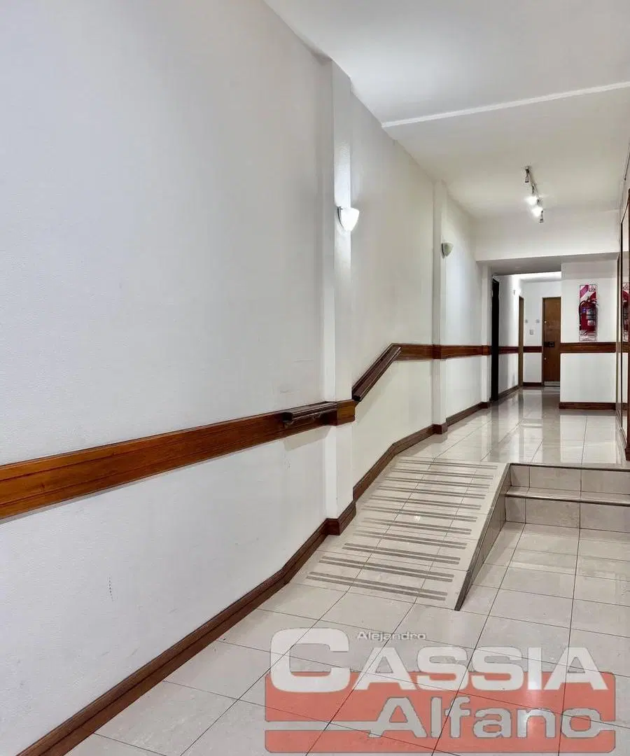 DEPARTAMENTO 2 AMBIENTES Y 1/2, BALCON AL FRENTE Y ENTRADA DE SERV. 2
