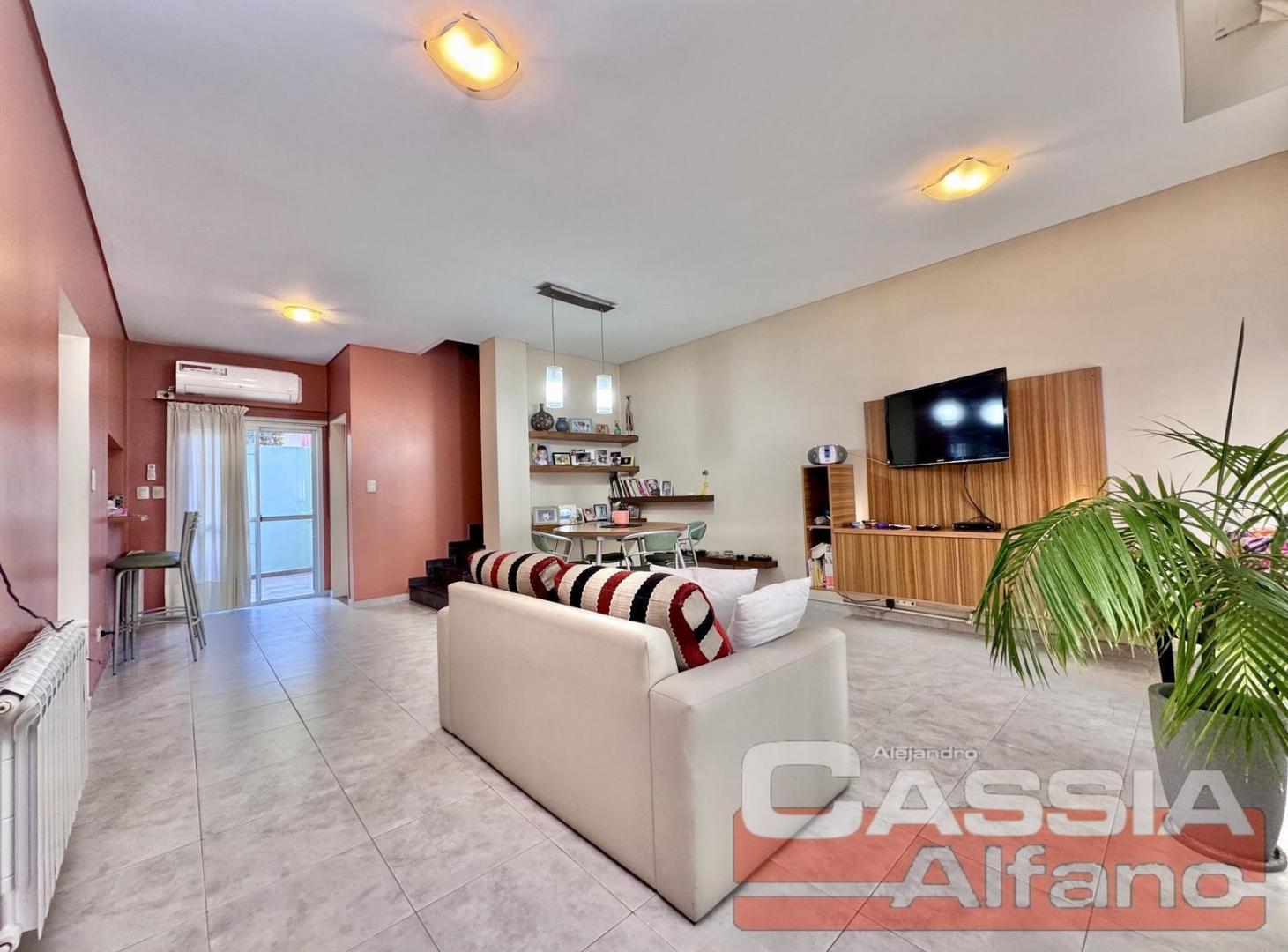 Foto de DUPLEX IMPECABLE 5 AMBIENTES, COCHERA, PATIO Y ALTILLO, 3 BAÑOS, imagen 4