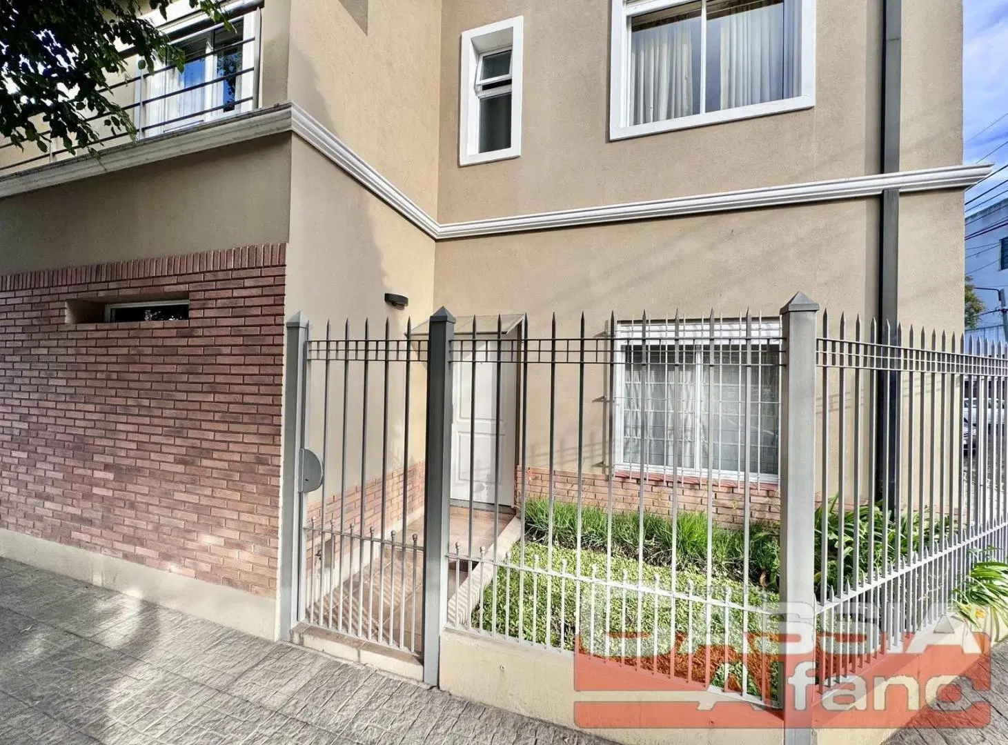 DUPLEX IMPECABLE 5 AMBIENTES, COCHERA, PATIO Y ALTILLO, 3 BAÑOS 3