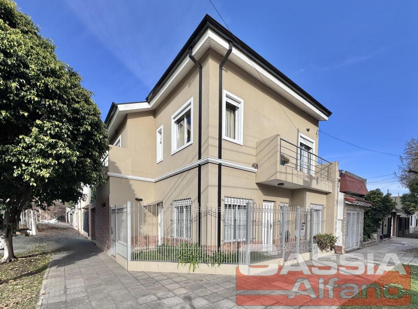 DUPLEX IMPECABLE 5 AMBIENTES, COCHERA, PATIO Y ALTILLO, 3 BAÑOS