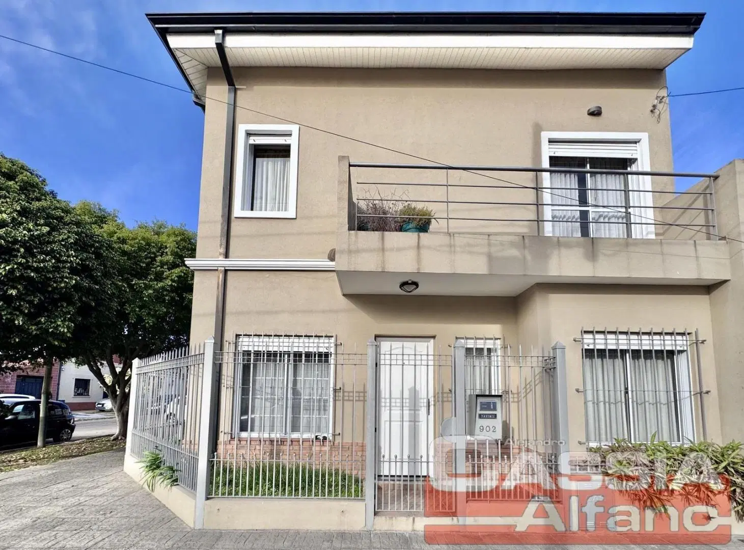 DUPLEX IMPECABLE 5 AMBIENTES, COCHERA, PATIO Y ALTILLO, 3 BAÑOS 2