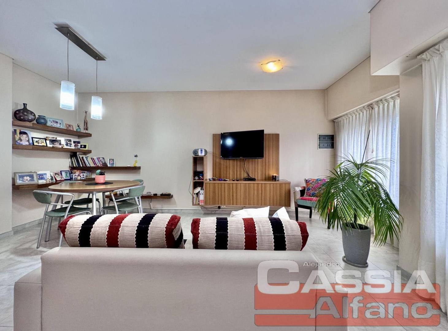 Foto de DUPLEX IMPECABLE 5 AMBIENTES, COCHERA, PATIO Y ALTILLO, 3 BAÑOS, imagen 5