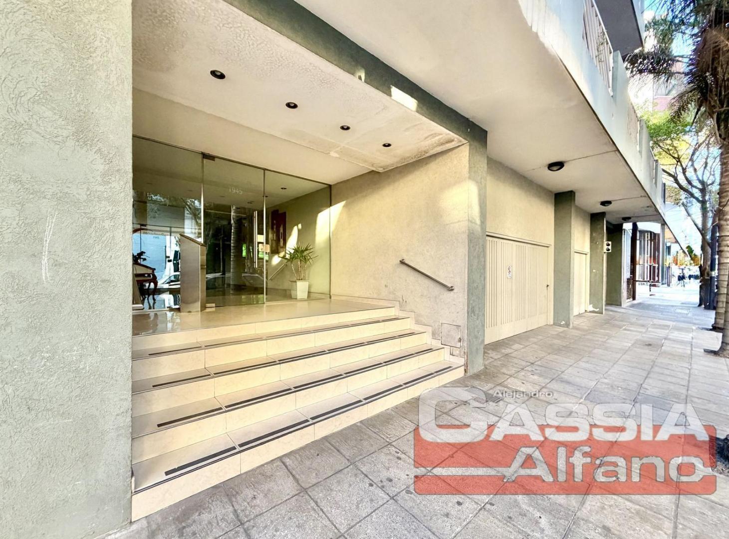 Foto de DEPARTAMENTO 5 AMBIENTES AL FRENTE CAT. 2 COCHERAS Y BAULERA 204m2, imagen 5